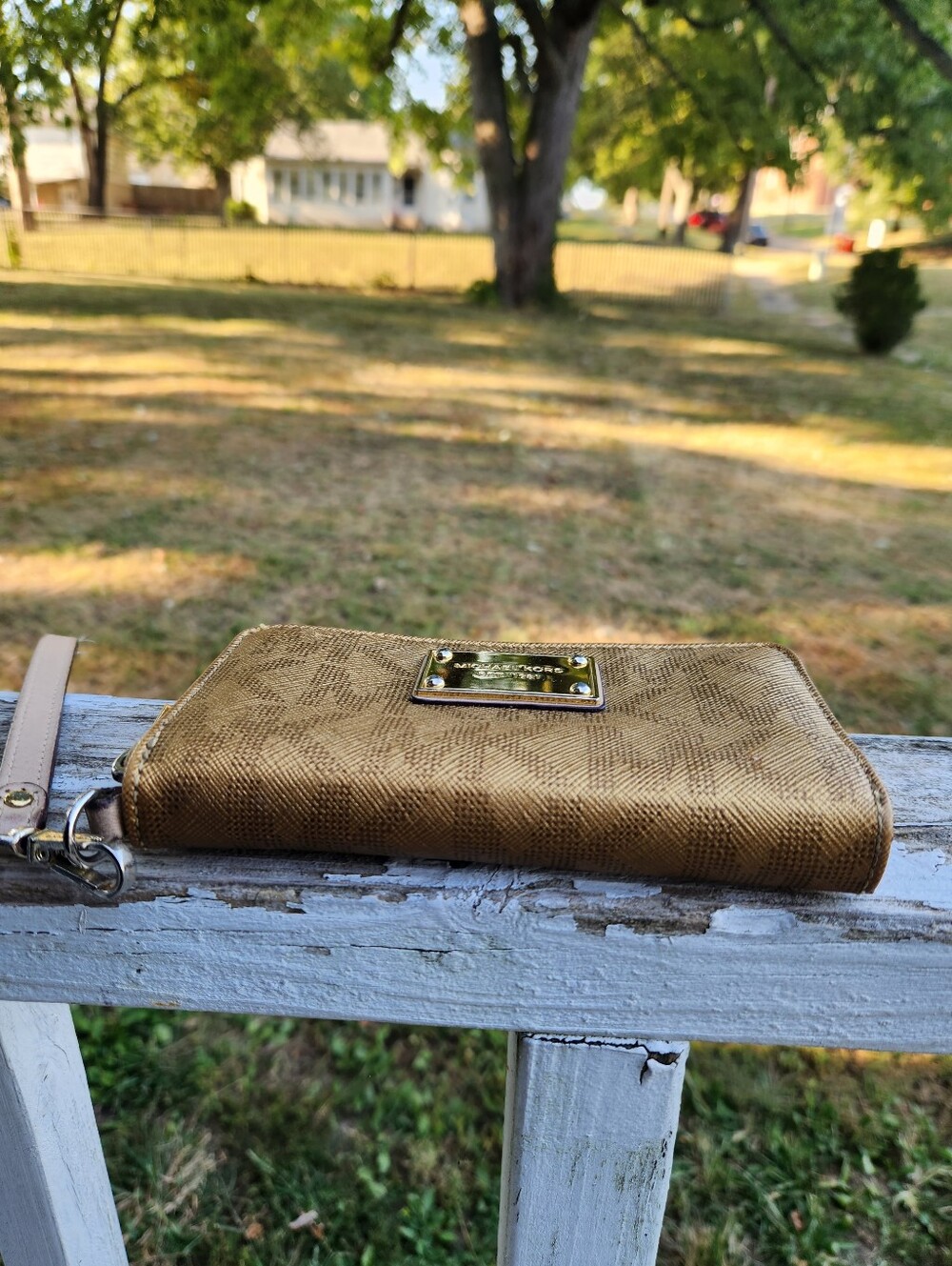 Michael Kors Fulton Gold Metallic Signature Zip Wristlet Waller Preloved - Picture 10 of 12